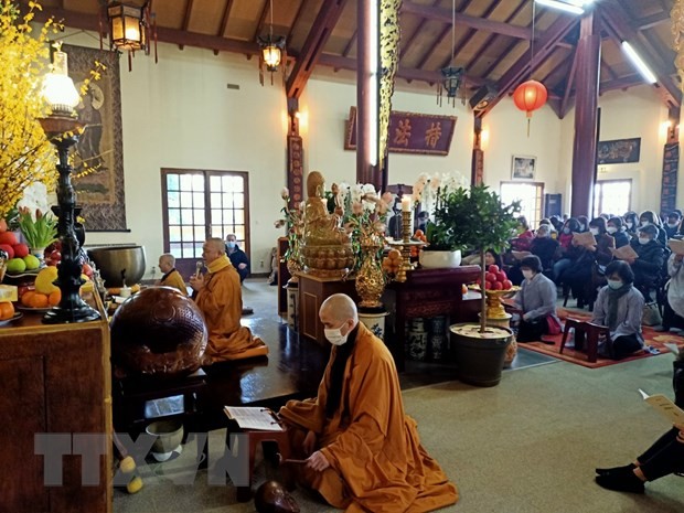 Overseas Vietnamese in France pray for peace in early year